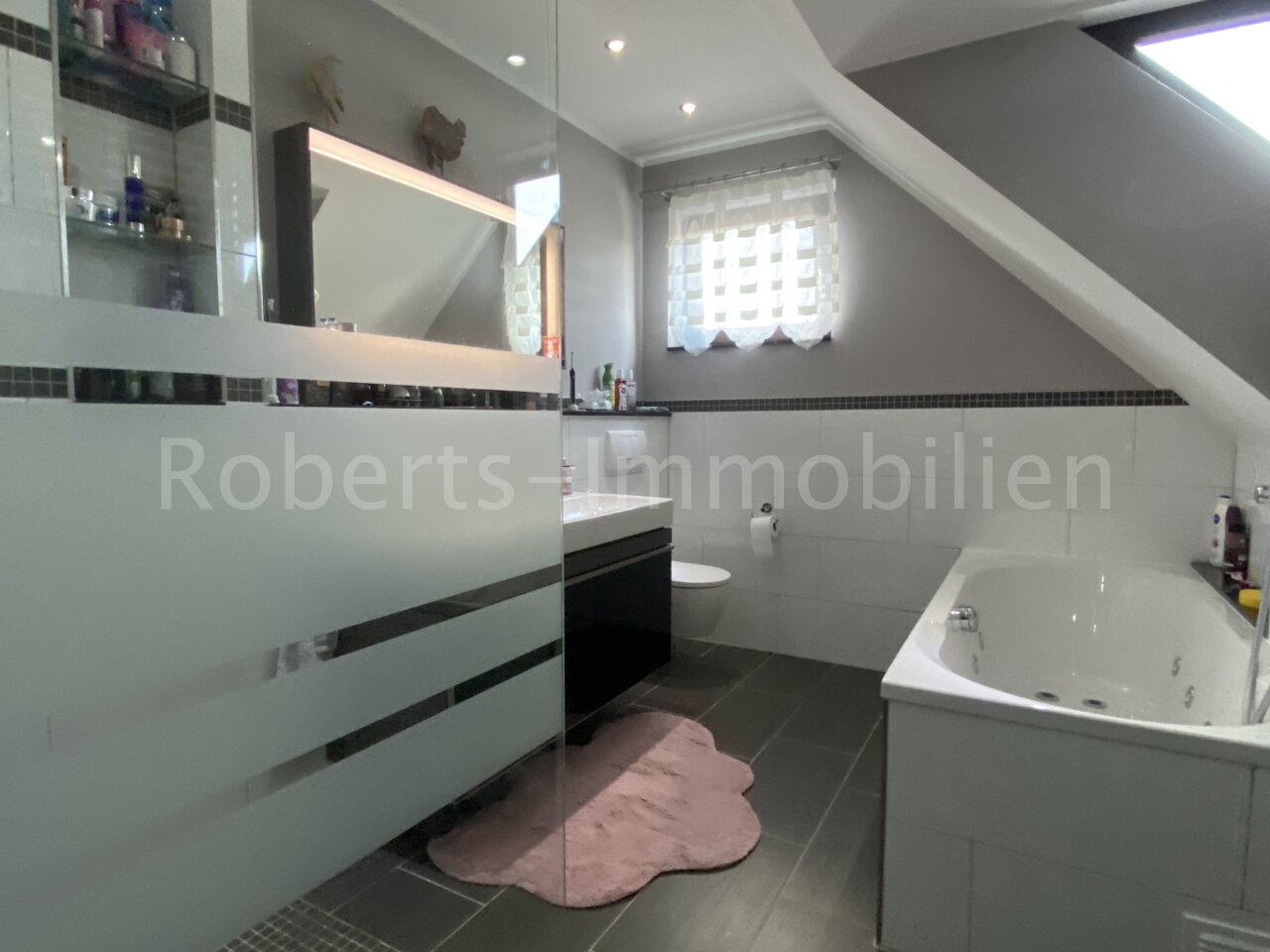 schönes Wohnen in St. Tönis + Reihenendhaus mit Carport und Stellplätzen +