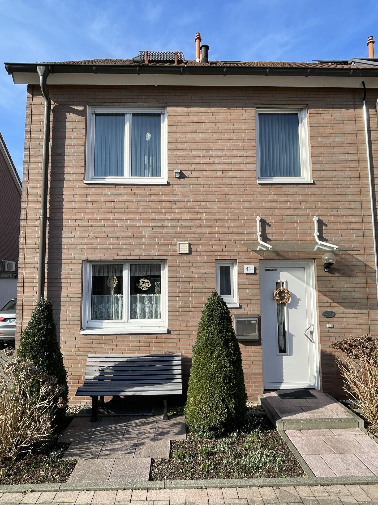 Schicksbaum! solides Reihenendhaus mit sparsamer Heizung und 2 Garagen