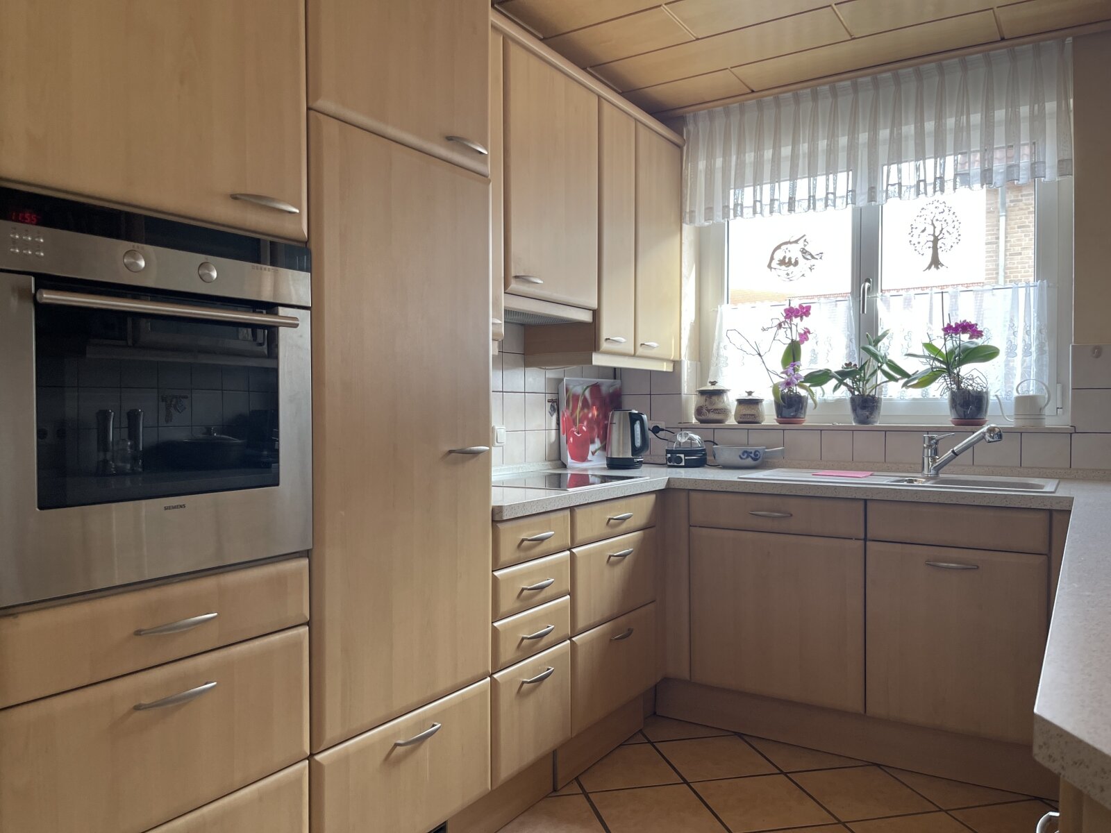 Schicksbaum! solides Reihenendhaus mit sparsamer Heizung und 2 Garagen