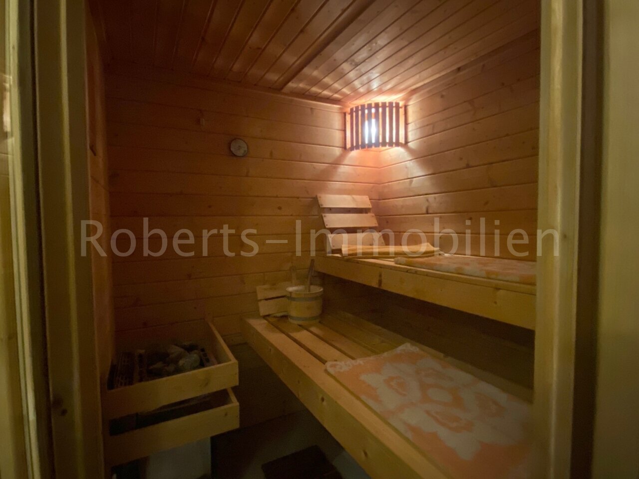 Sauna und Dusche im Keller