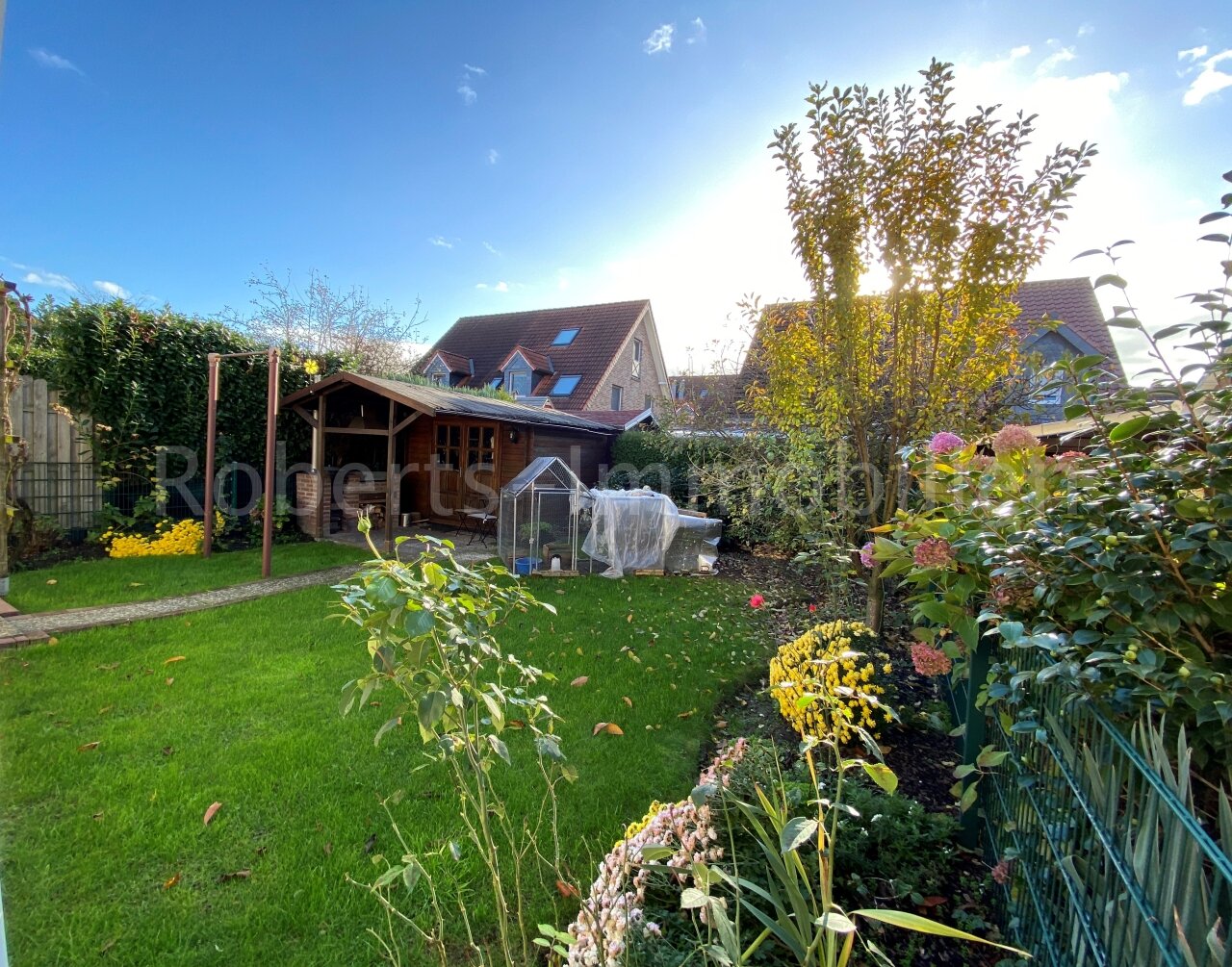 Blick von der Terrasse in den Garten