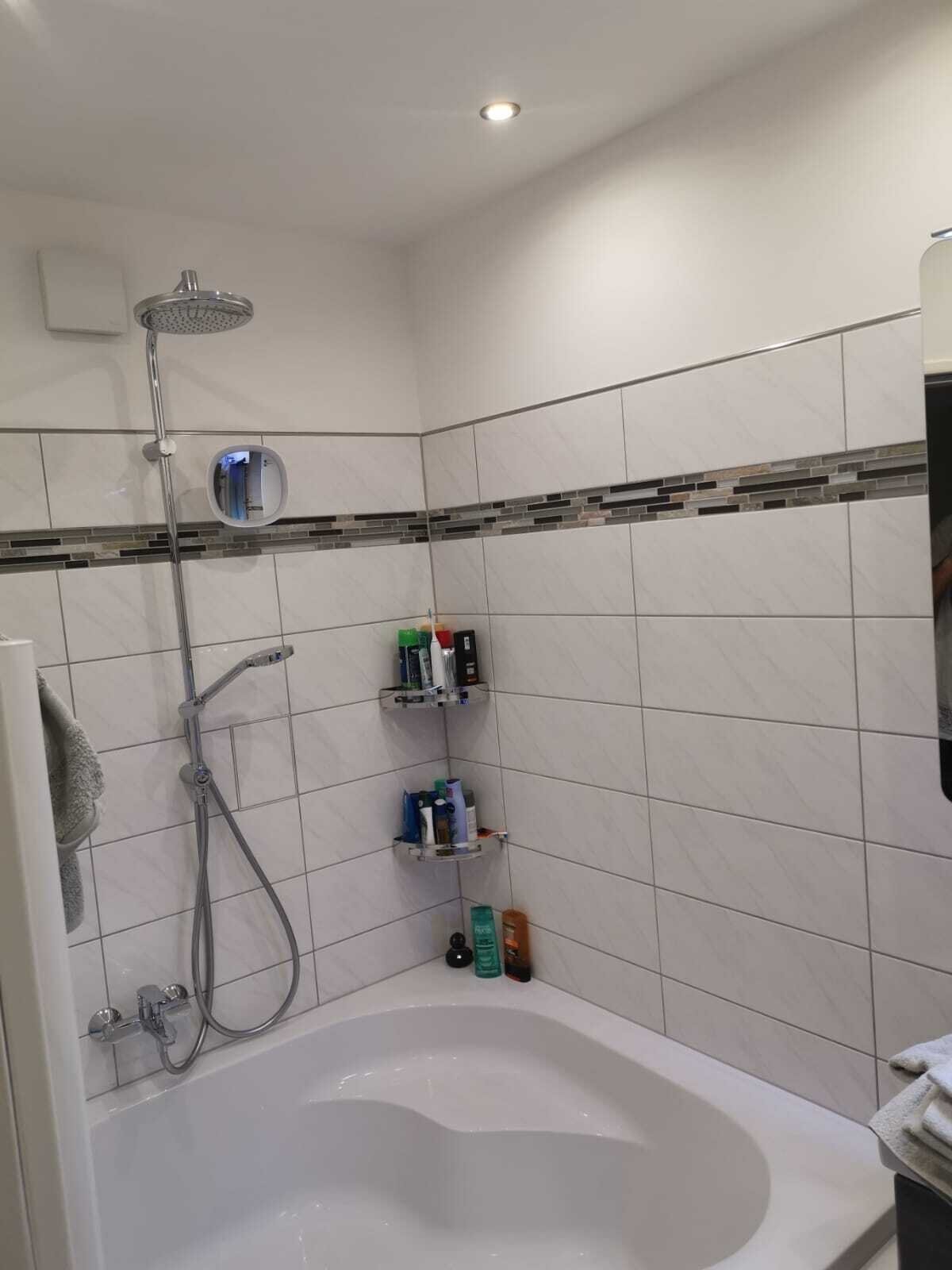 Badezimmer mit Eckwanne