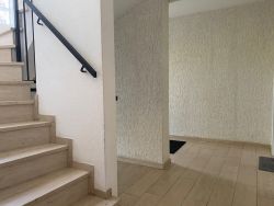 gepflegtes Treppenhaus mit hochwertigem Belag gepflegtes Treppenhaus mit hochwertigem Belag