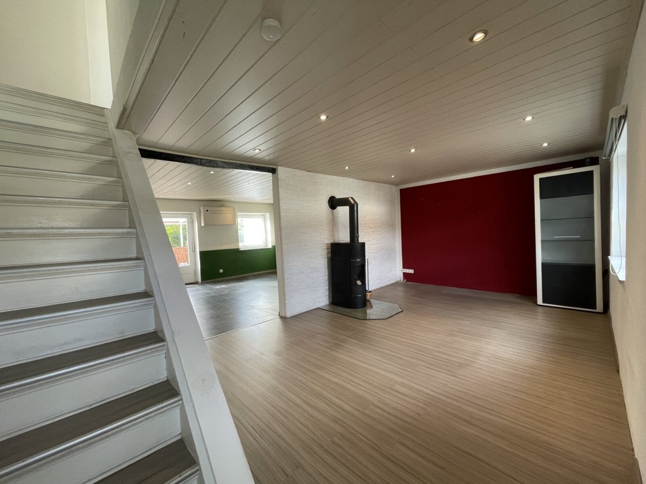 Wohnzimmer und Aufgang zum OG Wohnzimmer und Aufgang zum OG