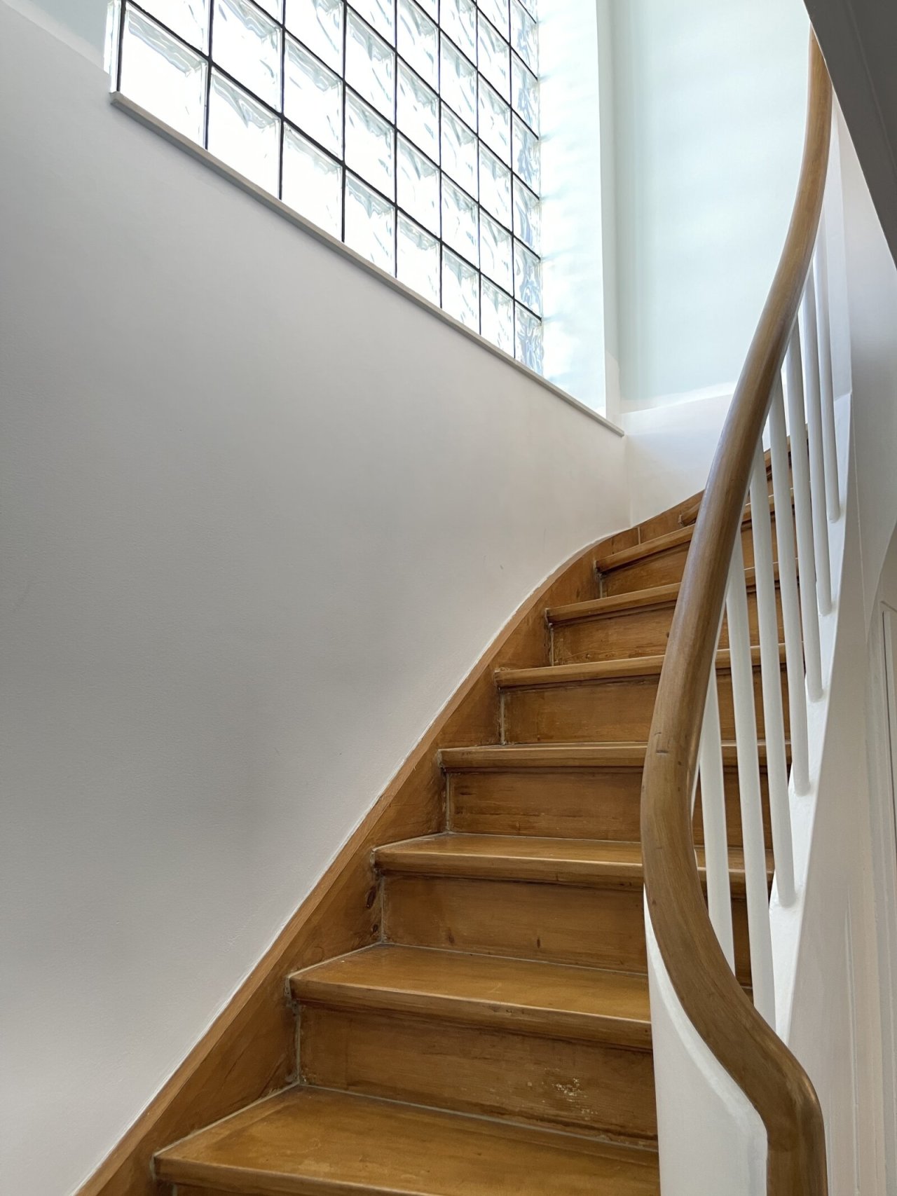 Holztreppe ins 1 OG