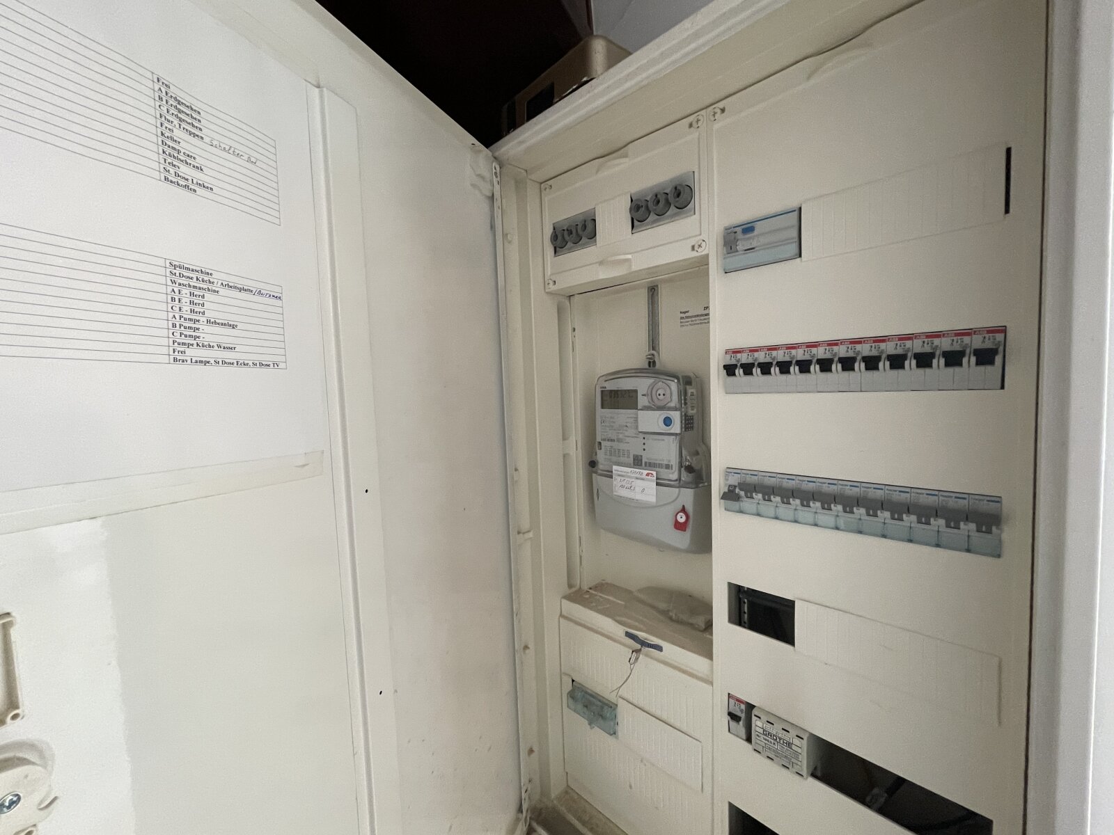 Blick in den Elektrokasten Blick in den Elektrokasten