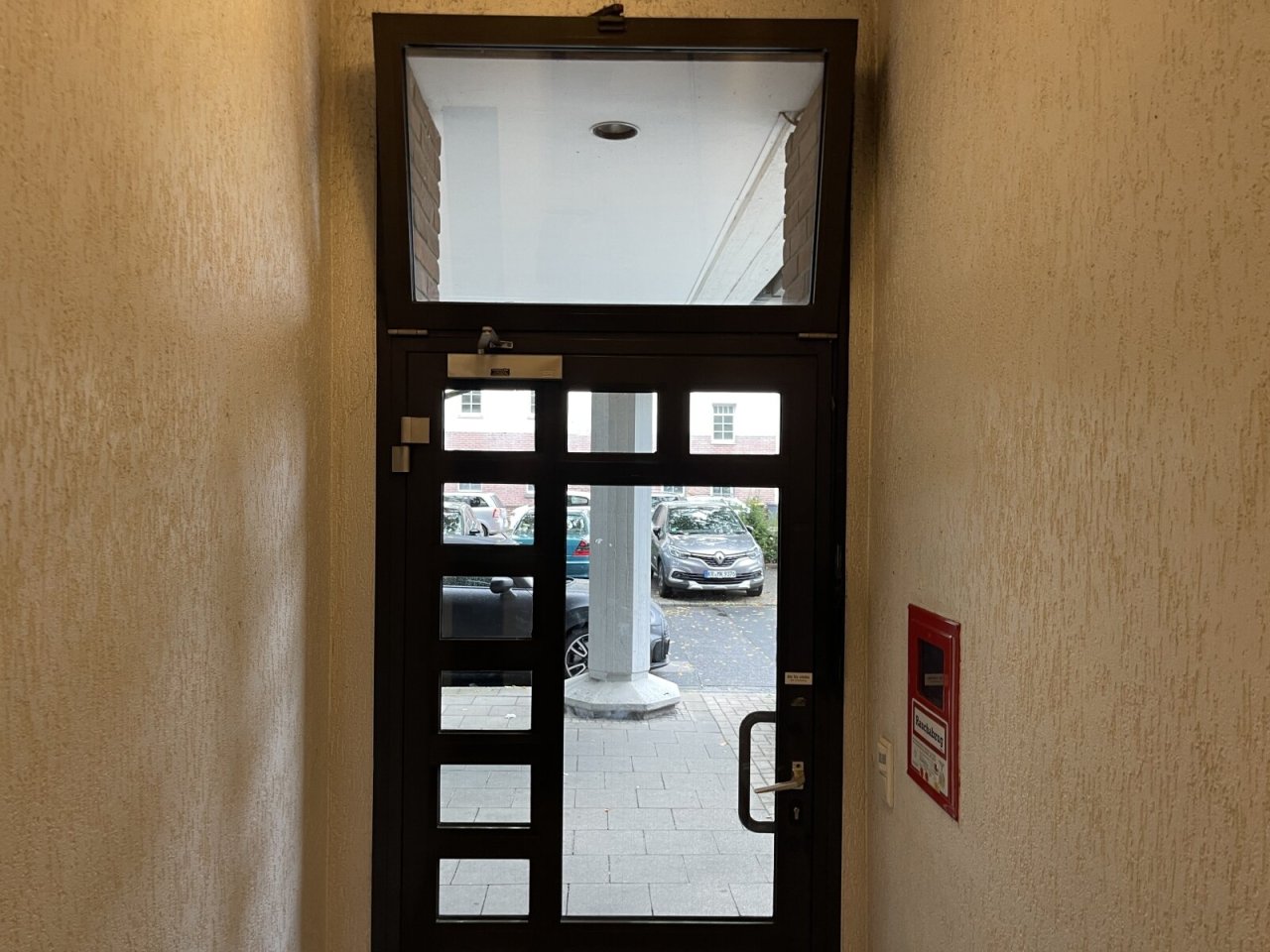 Treppenhaus und Hauseingangstür Treppenhaus und Hauseingangstür