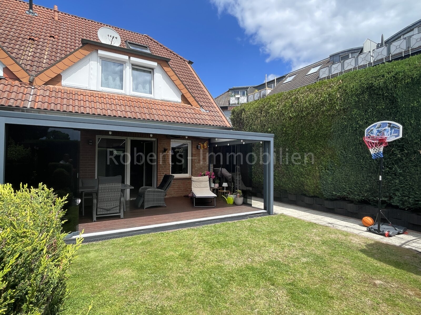 schönes Wohnen in St. Tönis + Reihenendhaus mit Carport und Stellplätzen + 