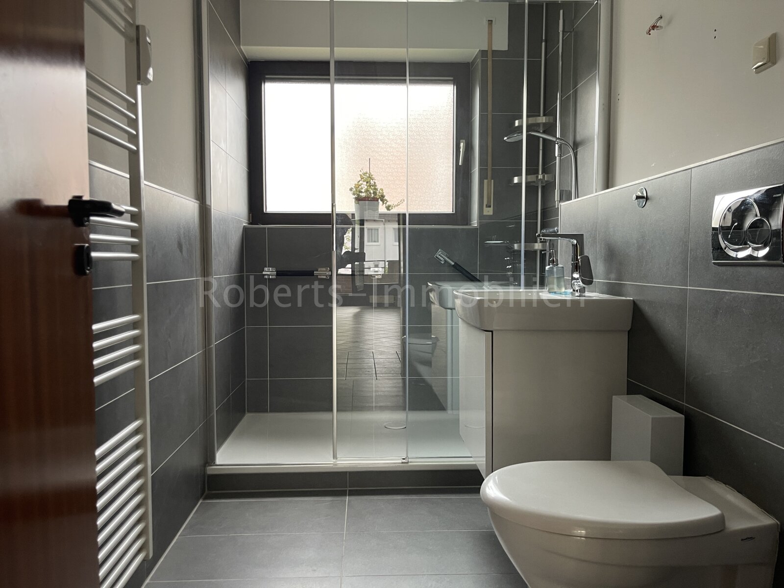 modernes Badezimmer modernes Badezimmer