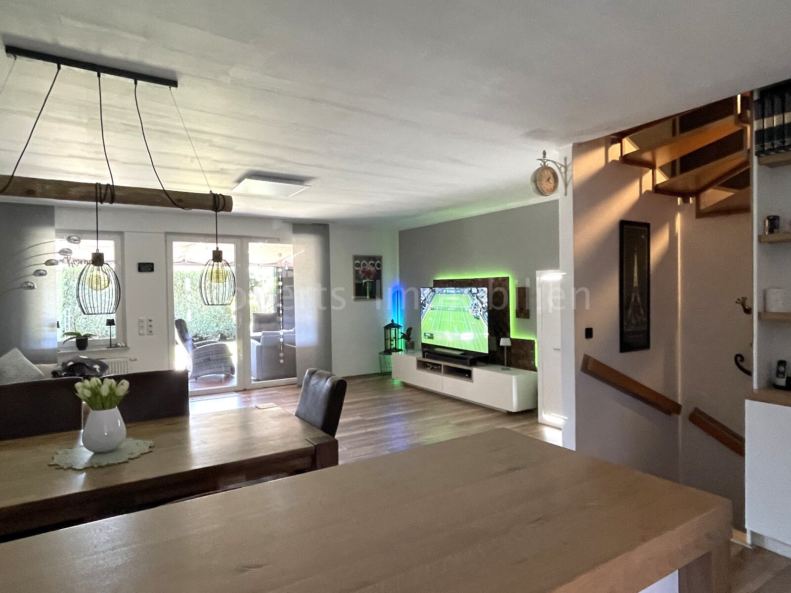 Blick von der Küche ins Wohnzimmer Blick von der Küche ins Wohnzimmer